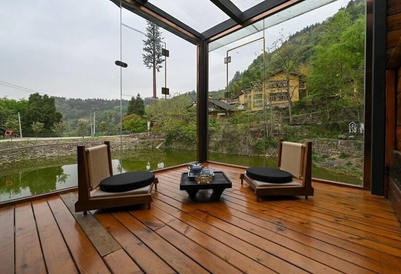 جناح عائلي, No.5 Valley Lodge