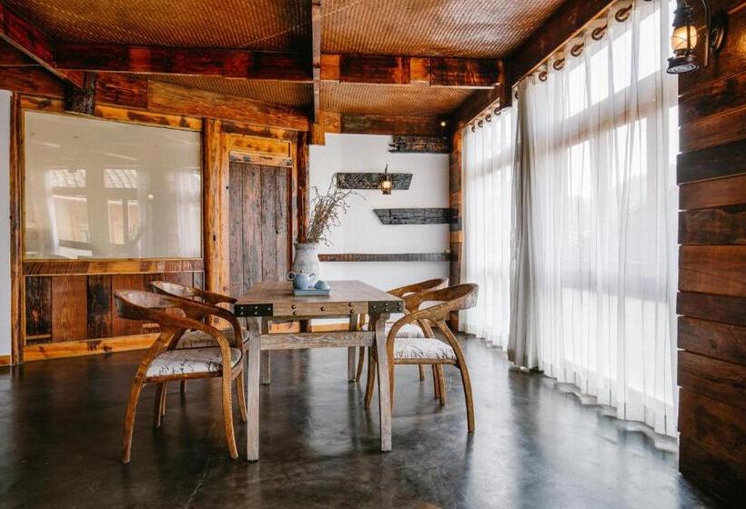 جناح عائلي, No.5 Valley Lodge