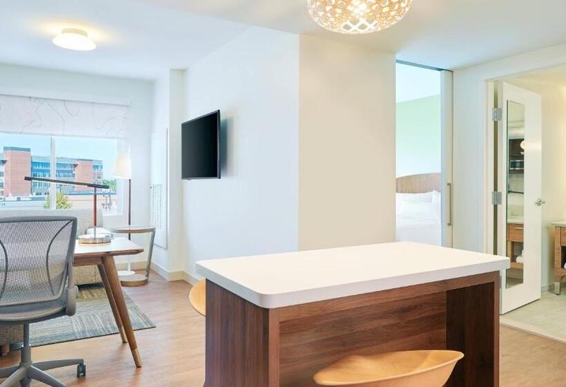 سوئیت با تخت بزرگ, Element West Des Moines