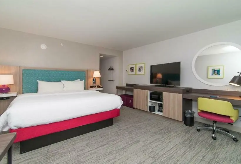 キングサイズベッドのスタンダードルーム, Hampton Inn Norwich