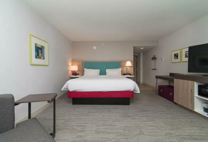キングサイズベッドのスタンダードルーム, Hampton Inn Norwich