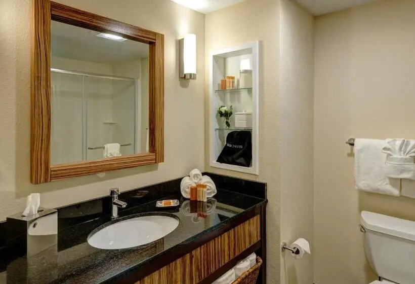 キングサイズベッドのスイートルーム, Garrison Hotel & Suites Dover Portsmouth, Ascend Hotel Collection