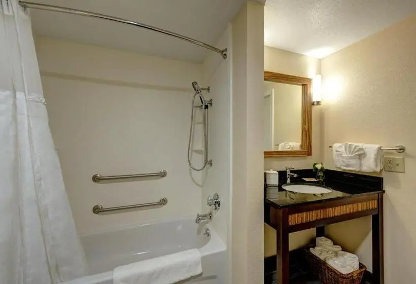 身障者適用キングサイズベッドルーム, Garrison Hotel & Suites Dover Portsmouth, Ascend Hotel Collection
