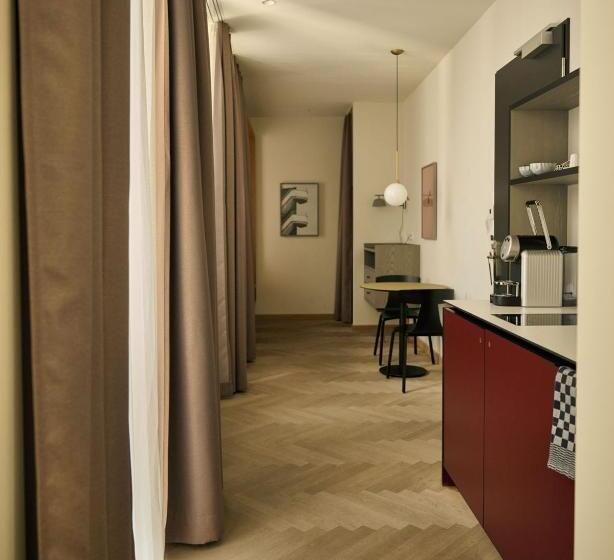 Апартаменты Комфорт 1 Спальня, Melter Hotel & Apartments   A Neighborhood