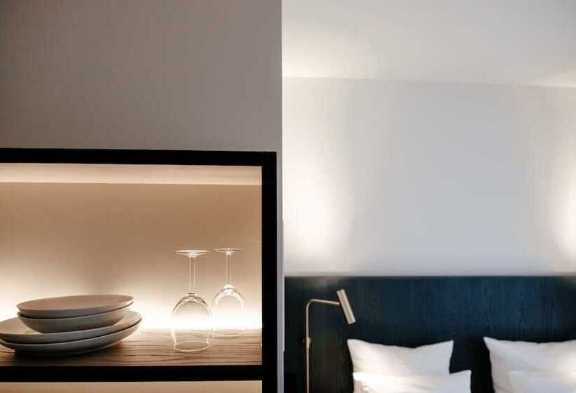 Апартаменты Комфорт 1 Спальня, Melter Hotel & Apartments   A Neighborhood