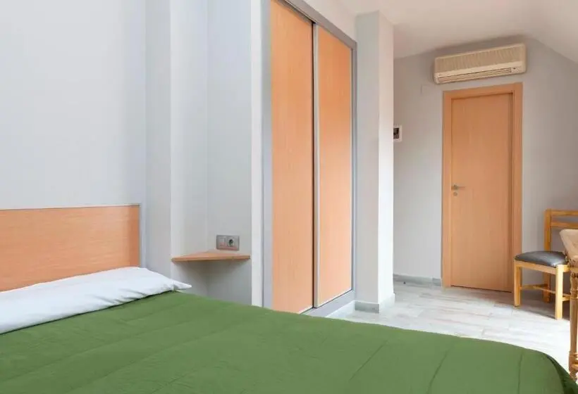 اتاق استاندارد یک نفره, Olympia Ronda Hostel