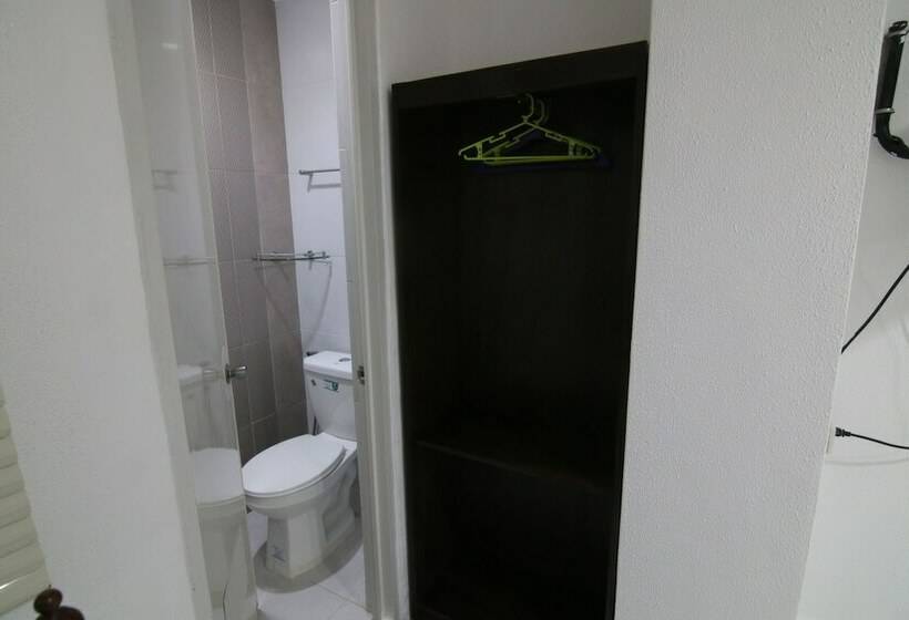 اتاق اکونومی, Juliano