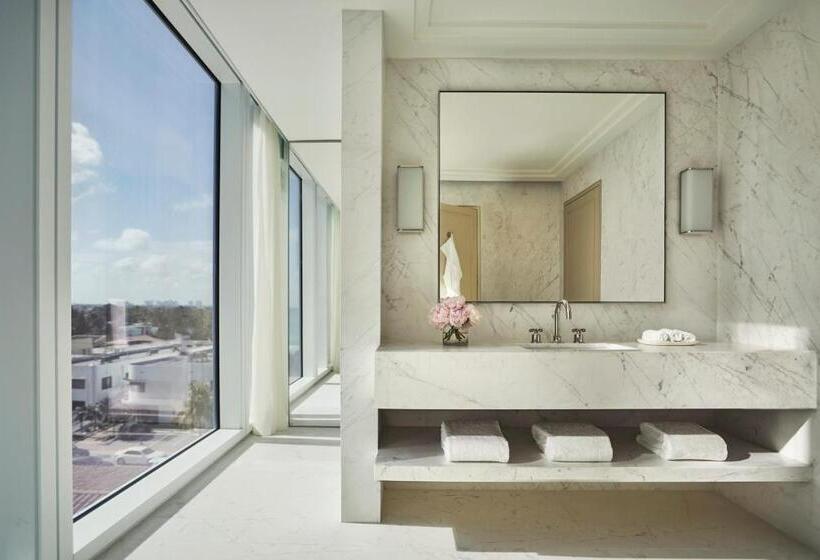 Номер Клуб Кровать Кинг, Four Seasons Hotel At The Surf Club