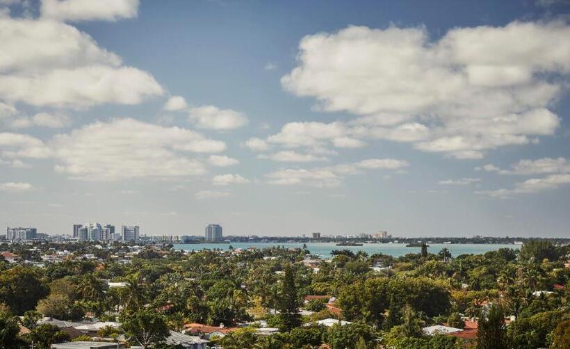 غرفة قياسية سرير كينج لذوى الإحتياجات الخاصة, Four Seasons Hotel At The Surf Club