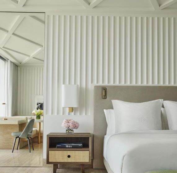 غرفة قياسية سرير كينج, Four Seasons Hotel At The Surf Club