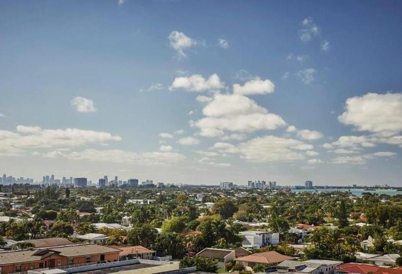 جناح ذو إطلالة, Four Seasons Hotel At The Surf Club