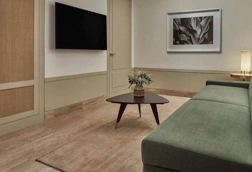 جناح مطلّ علي البحر, Four Seasons Hotel At The Surf Club