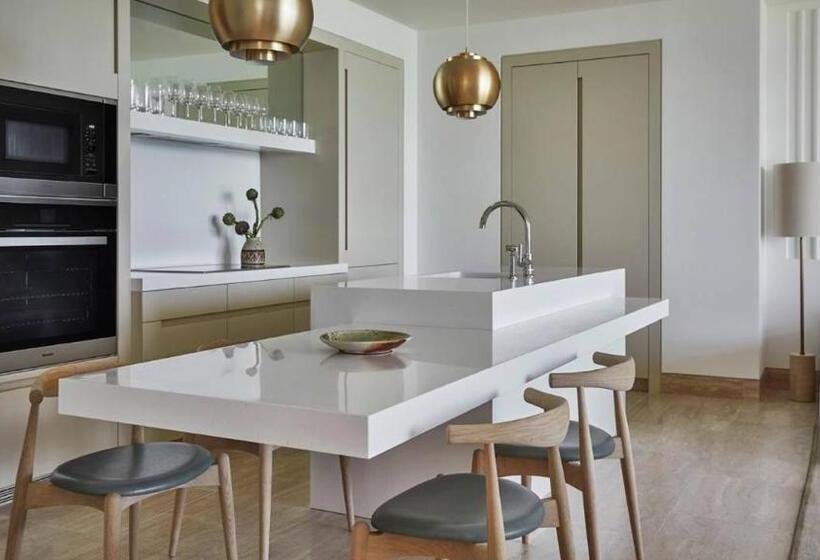 جناح بغرفتي نوم, Four Seasons Hotel At The Surf Club