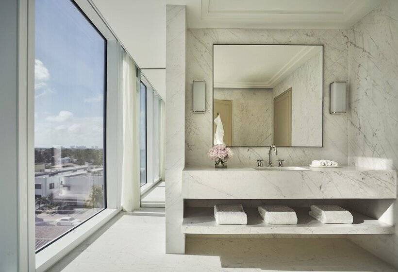 غرفة قياسية سرير كينج لذوى الإحتياجات الخاصة, Four Seasons Hotel At The Surf Club