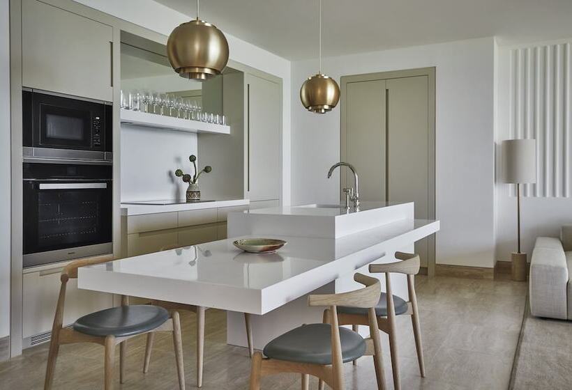 جناح لذوى الاحتياجات الخاصة, Four Seasons Hotel At The Surf Club