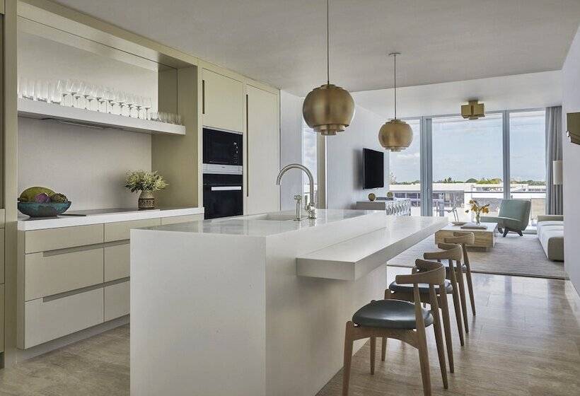 جناح ذو إطلالة, Four Seasons Hotel At The Surf Club