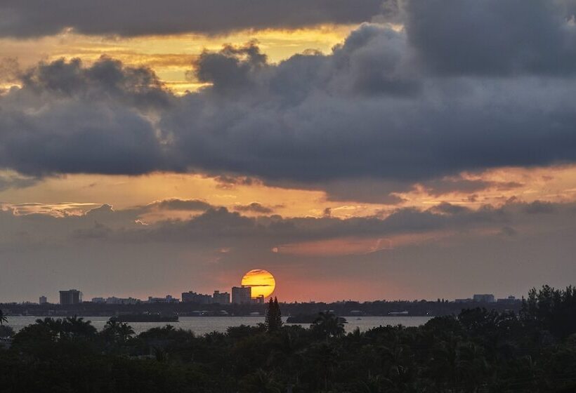 جناح غرفتين نوم, Four Seasons Hotel At The Surf Club