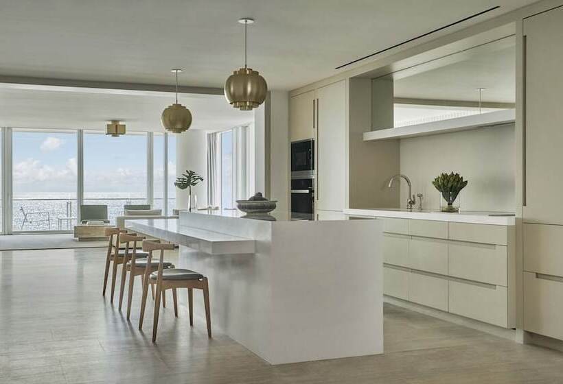 جناح مطلّ علي البحر, Four Seasons Hotel At The Surf Club