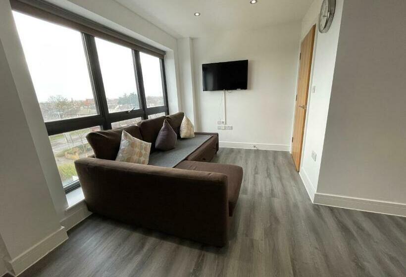 Апартаменты 3 Спальни, Ilford Tower Apartments