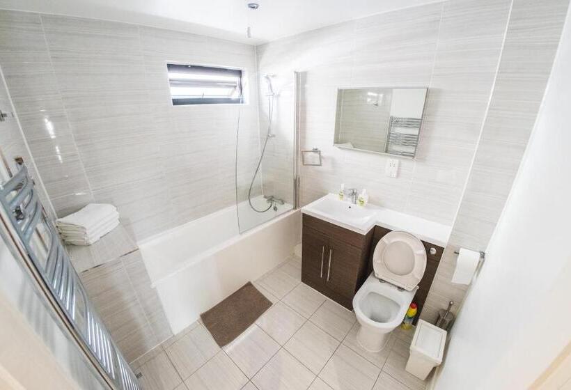 Апартаменты 3 Спальни, Ilford Tower Apartments