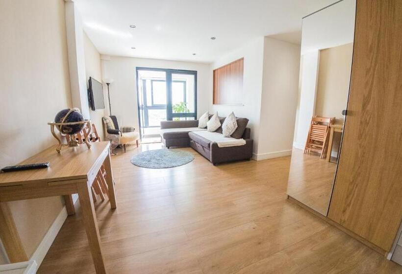 Апартаменты 3 Спальни, Ilford Tower Apartments