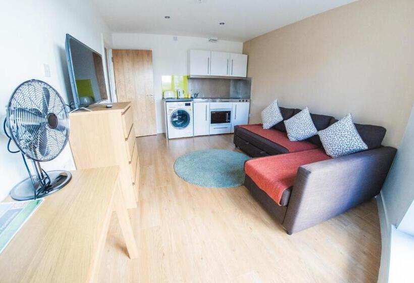 شقة غرفة واحدة, Ilford Tower Apartments