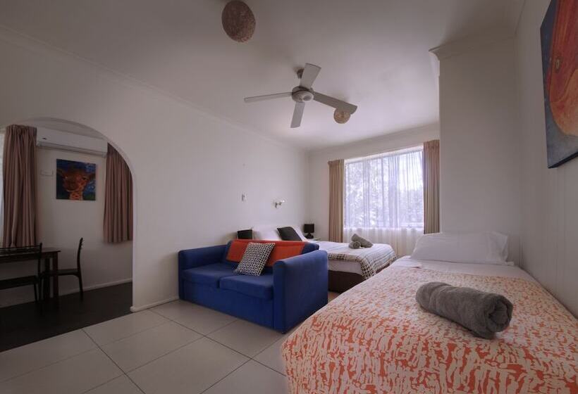 סטודיו משפחתי, Tuncurry Motor Lodge