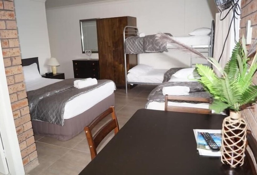 חדר משפחתי, Tuncurry Motor Lodge