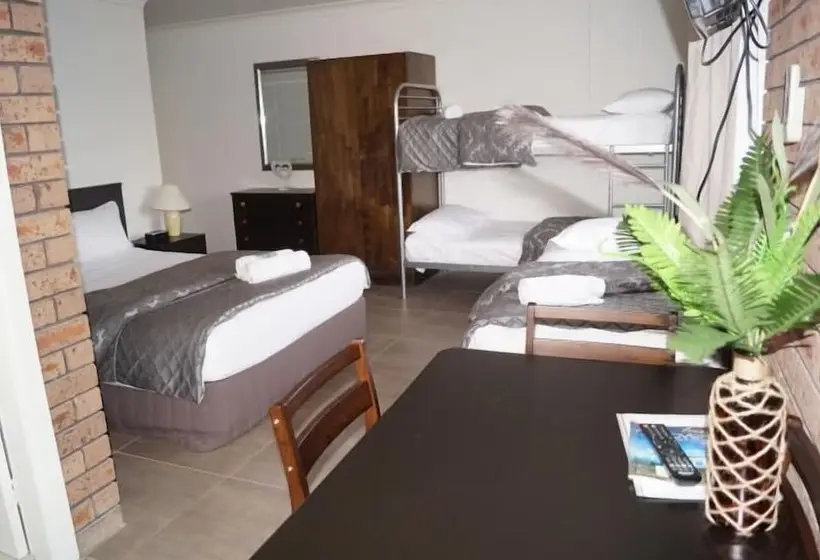 Perhehuone, Tuncurry Motor Lodge