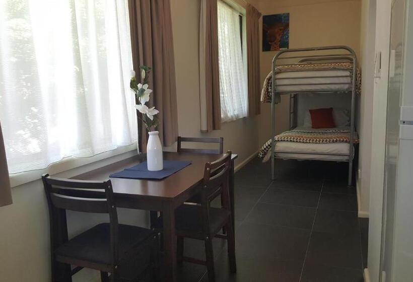 סטודיו משפחתי, Tuncurry Motor Lodge