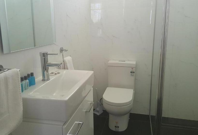 סטודיו משפחתי, Tuncurry Motor Lodge