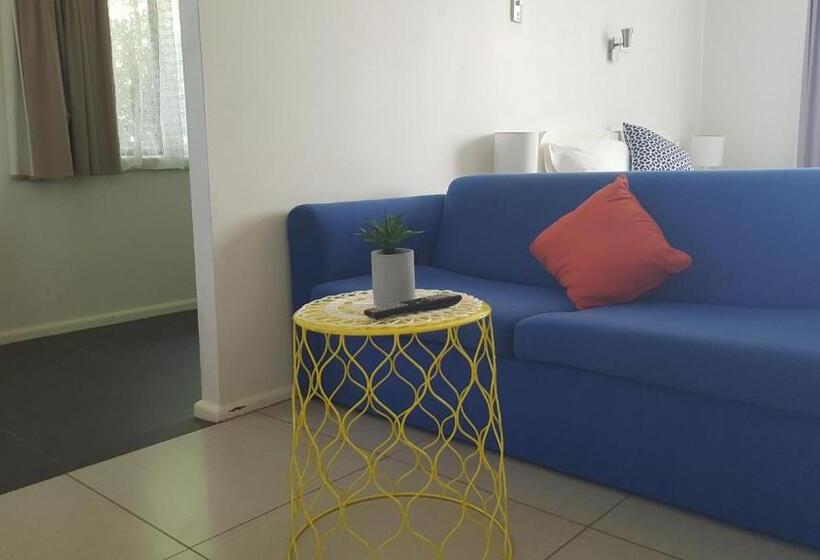 סטודיו משפחתי, Tuncurry Motor Lodge