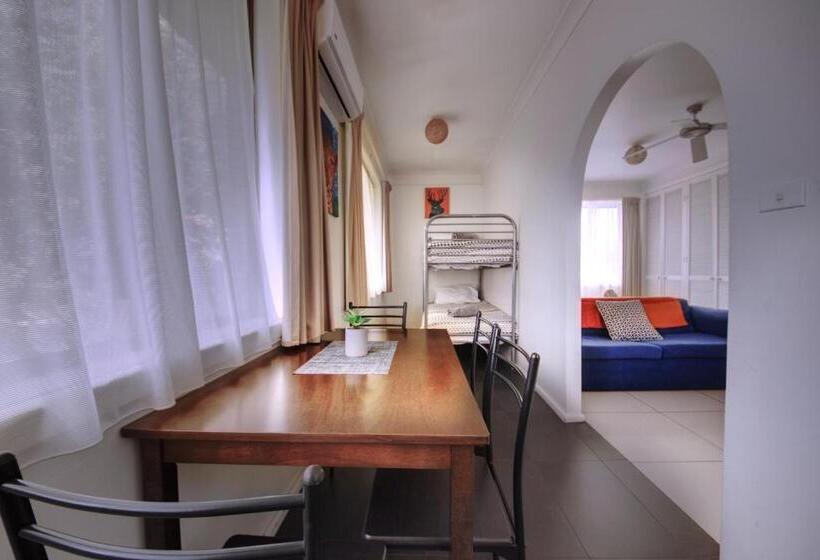 סטודיו משפחתי, Tuncurry Motor Lodge