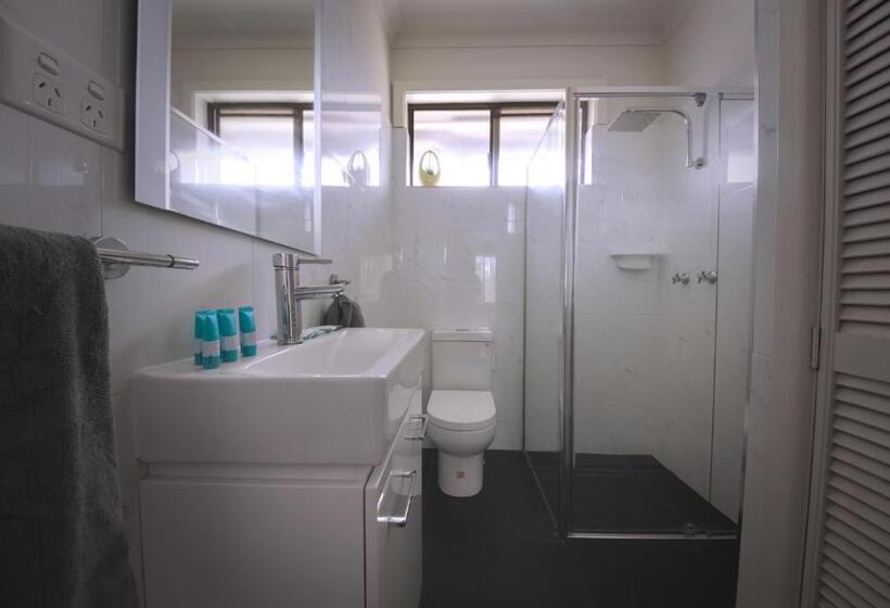 סטודיו משפחתי, Tuncurry Motor Lodge