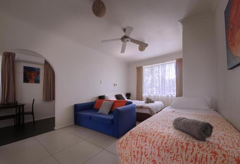 סטודיו משפחתי, Tuncurry Motor Lodge