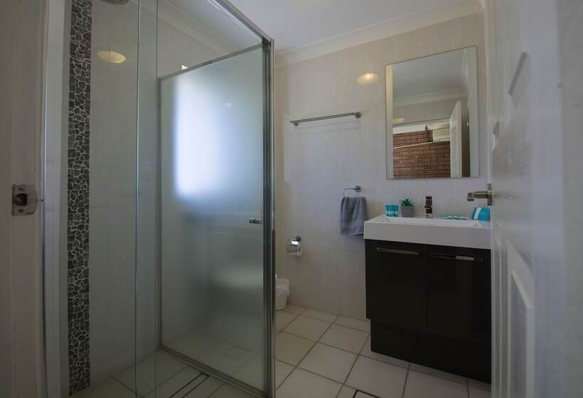 חדר משפחתי, Tuncurry Motor Lodge