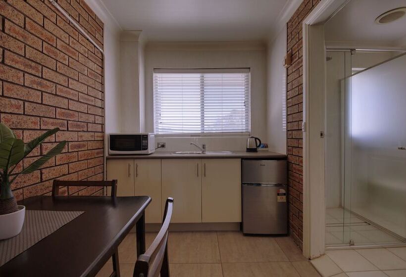 חדר משפחתי, Tuncurry Motor Lodge