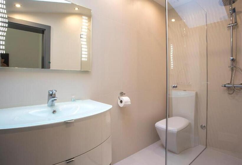 带花园景观的标准工作室, Adrion Apart