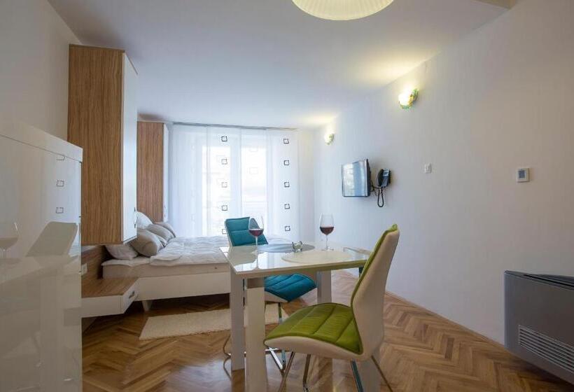 带花园景观的标准工作室, Adrion Apart