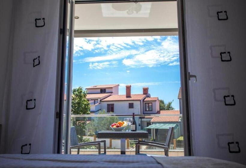 带花园景观的标准工作室, Adrion Apart