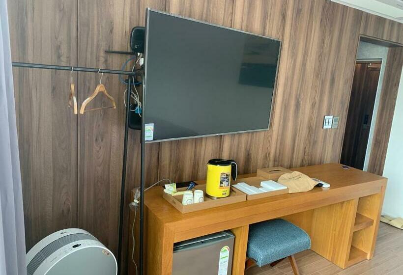 חדר דלוקס, Am Ort