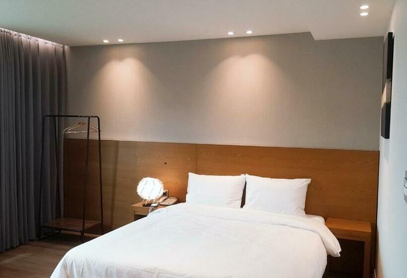 חדר דלוקס, Am Ort