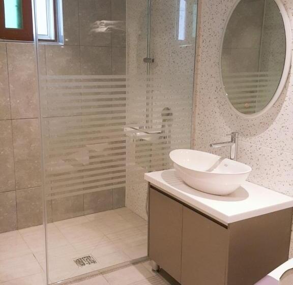 חדר דלוקס, Am Ort