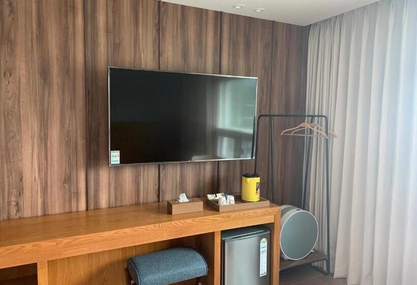 חדר דלוקס, Am Ort