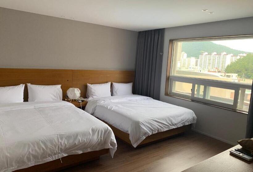 חדר דלוקס, Am Ort