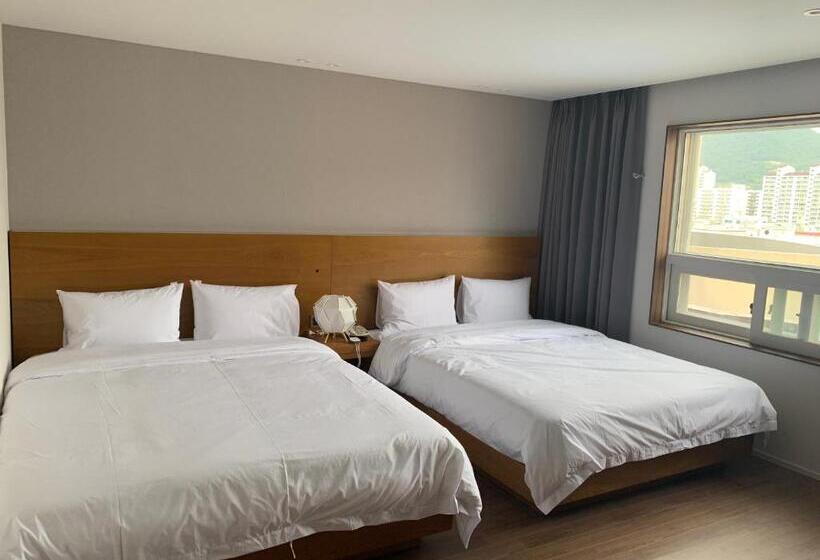 חדר דלוקס, Am Ort