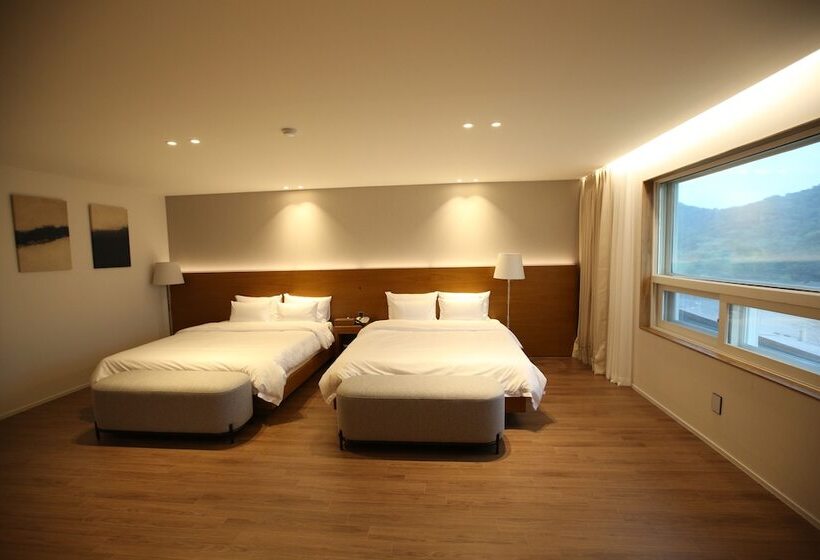 סוויטה משפחתית, Am Ort