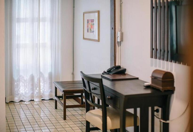 סוויטת ג'וניור, Ban Chang Tong