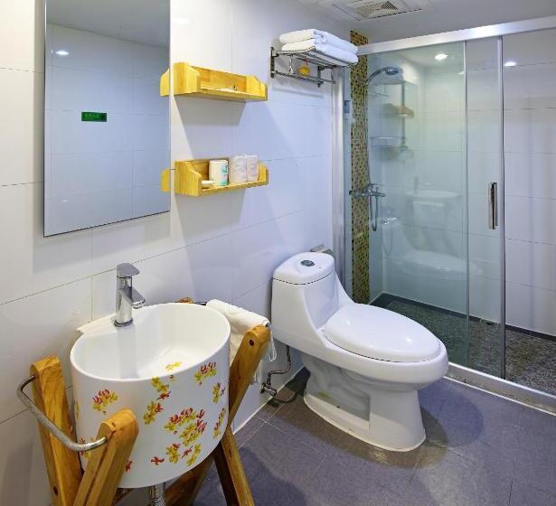 חדר סטנדרט עם מרפסת, Ln White House