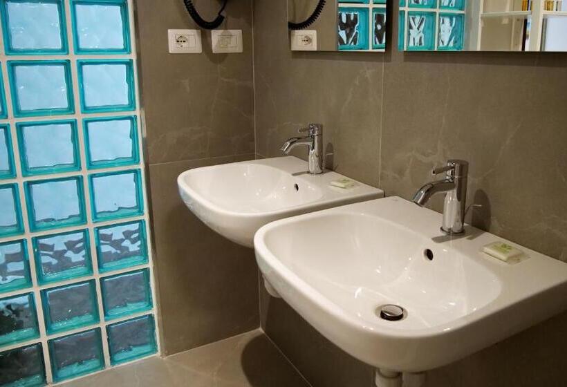 سوئیت با تخت بزرگ, Victoria Royal Garden